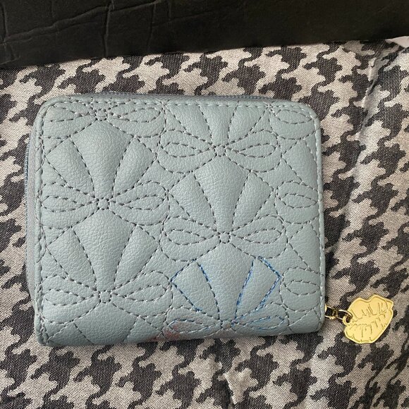 Betsey LUV Blue Wallet w/Embossed Bows Zipper Closure, Change Purse, ID, CC, EUC - Picture 3 of 5